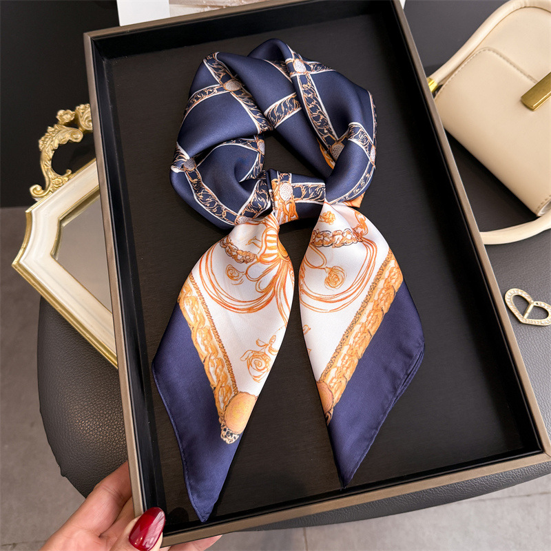 وشاح حريري مربع أزرق كلاسيكي ب - مراجعة Silk Scarf Square وسعره